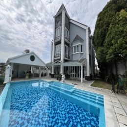 Villa on Grand Avenue